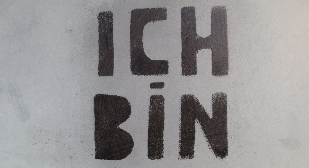 A blank metal surgface. A graffiti with the words "Ich bin" (German for "I am") on the surface